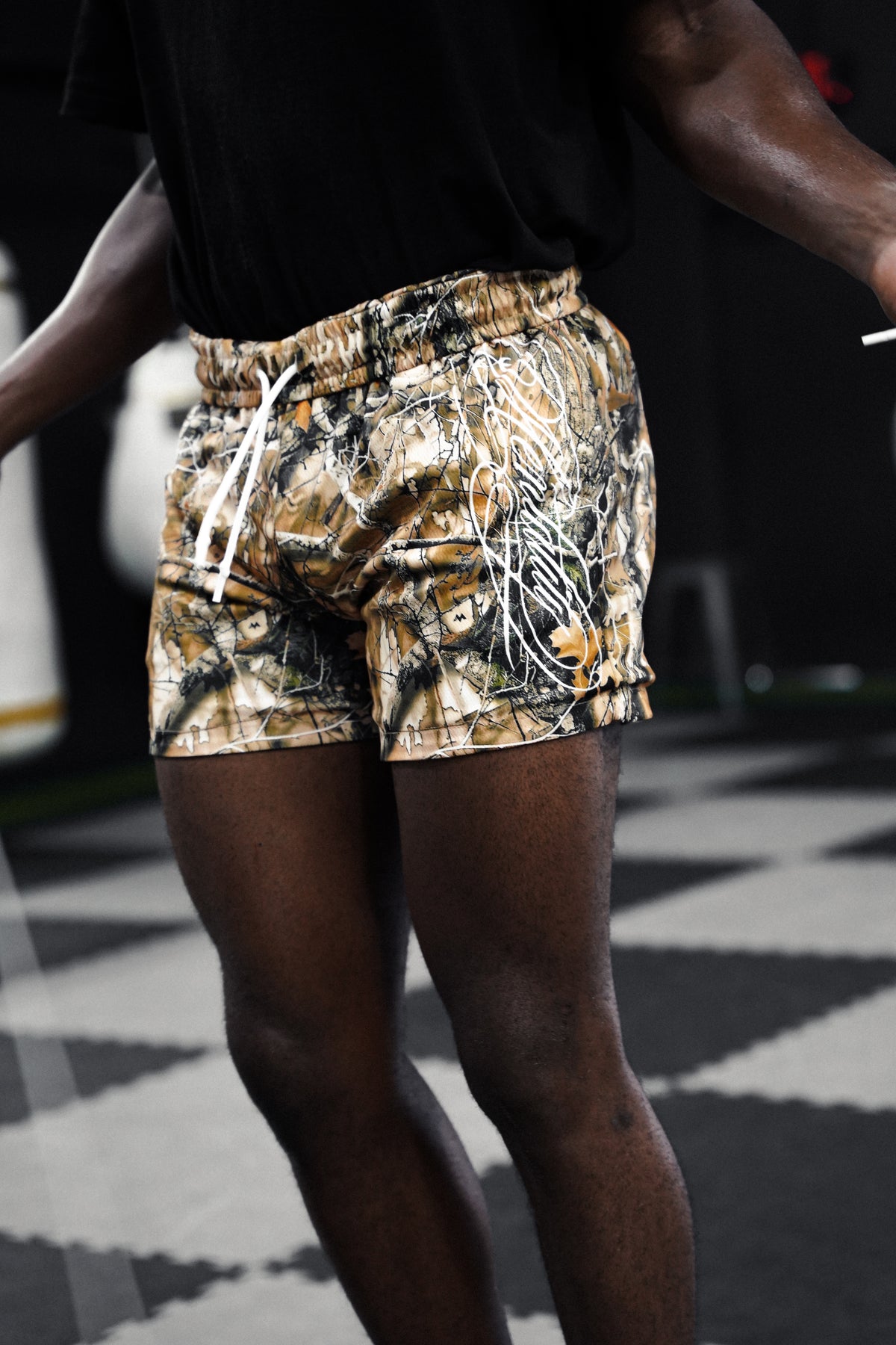 CAMO SCRIPT REVERSIBLE SHORT - MID THIGH