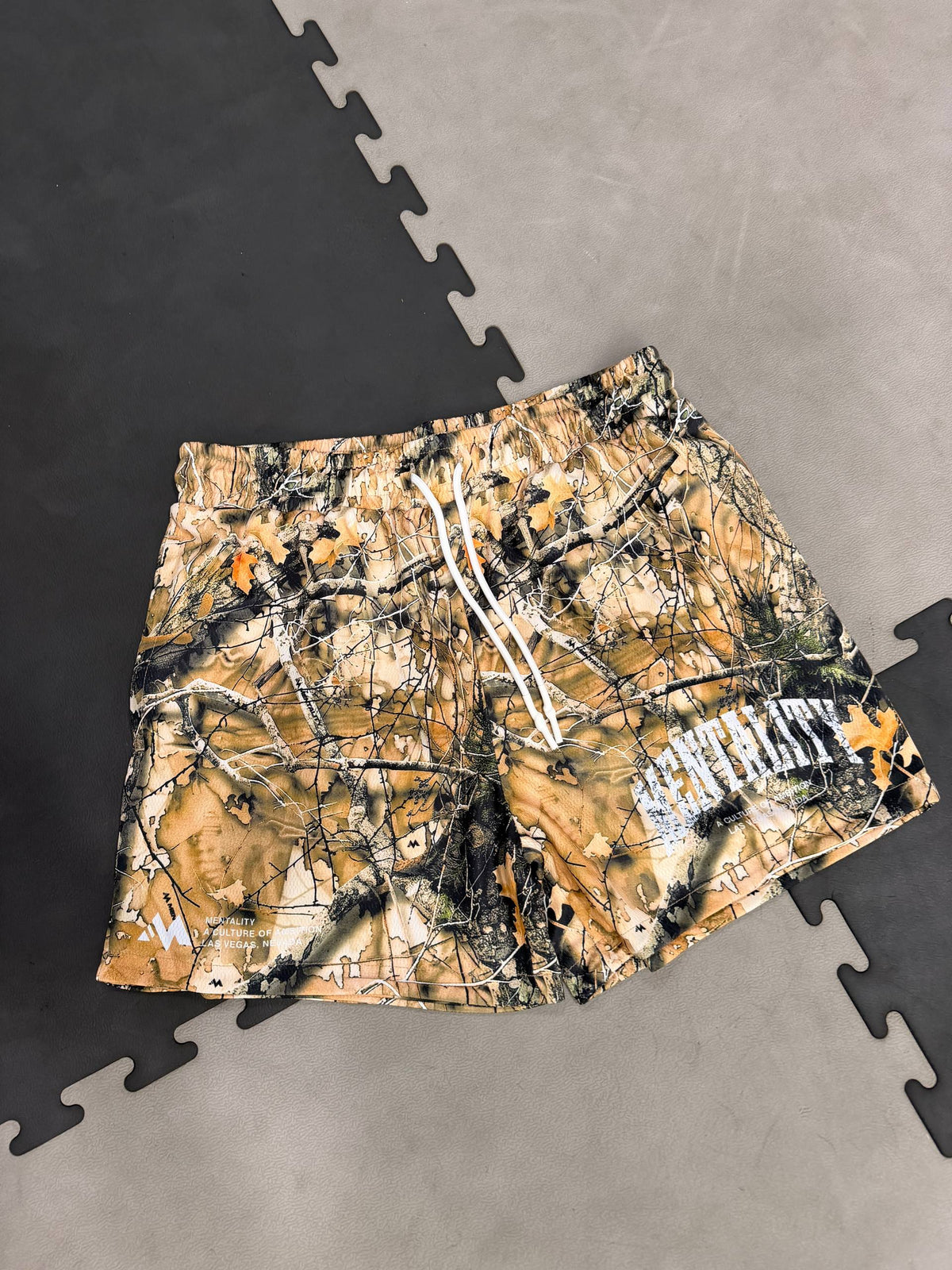 CAMO SCRIPT REVERSIBLE SHORT - MID THIGH