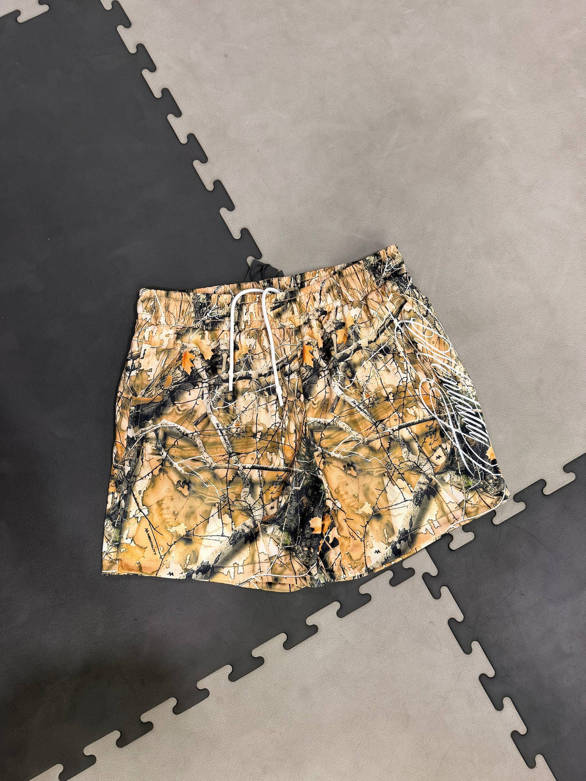 CAMO SCRIPT REVERSIBLE SHORT - MID THIGH